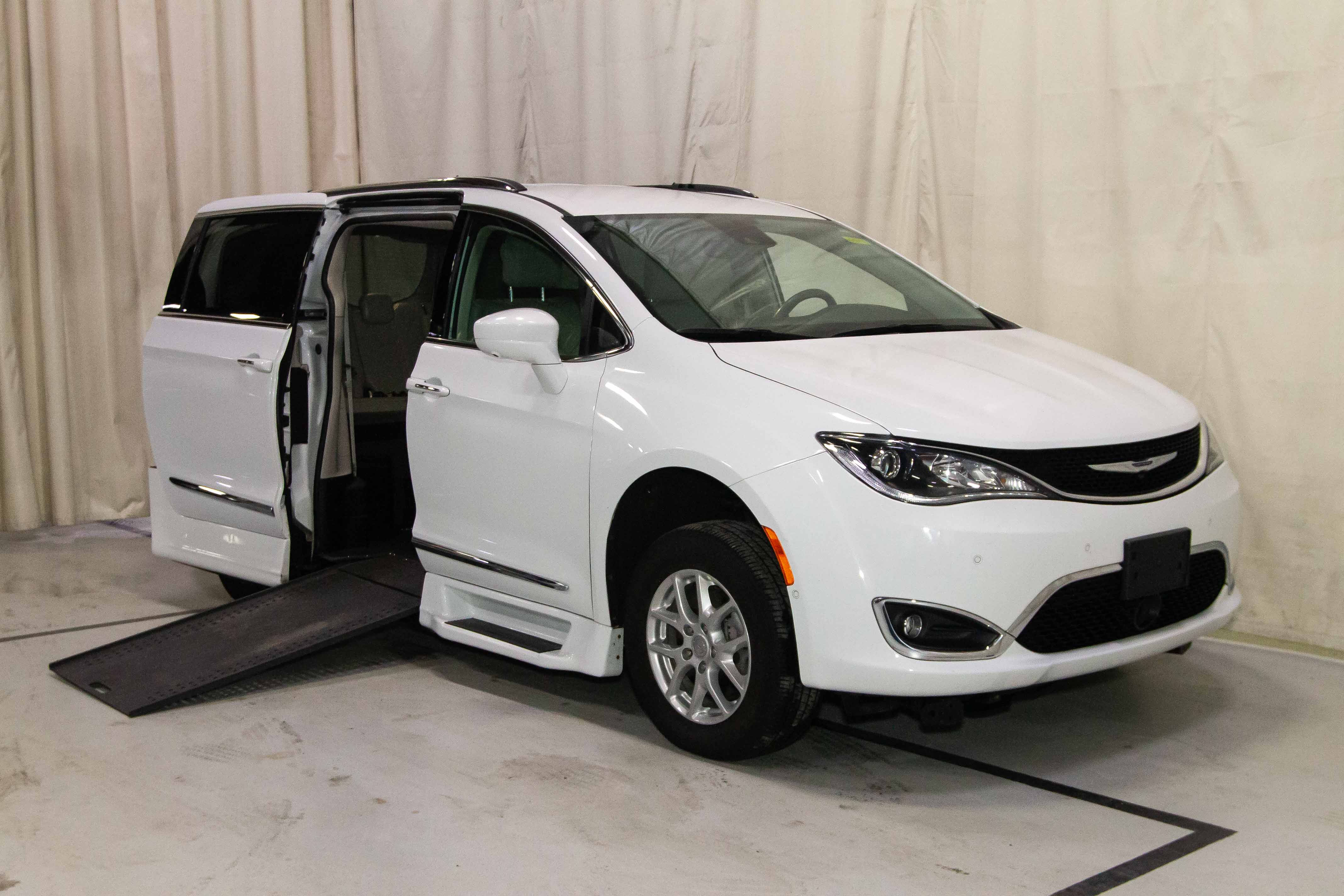 CHRYSLER PACIFICA TOURING L