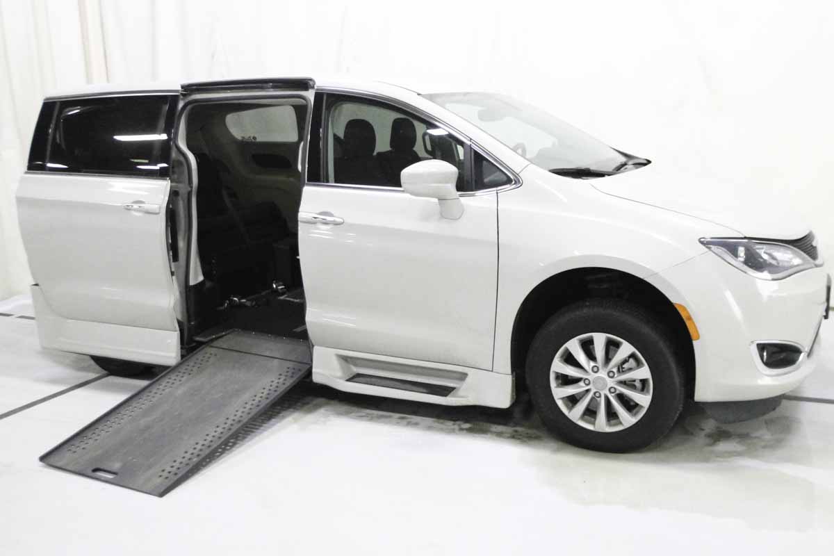 CHRYSLER PACIFICA TOURING +