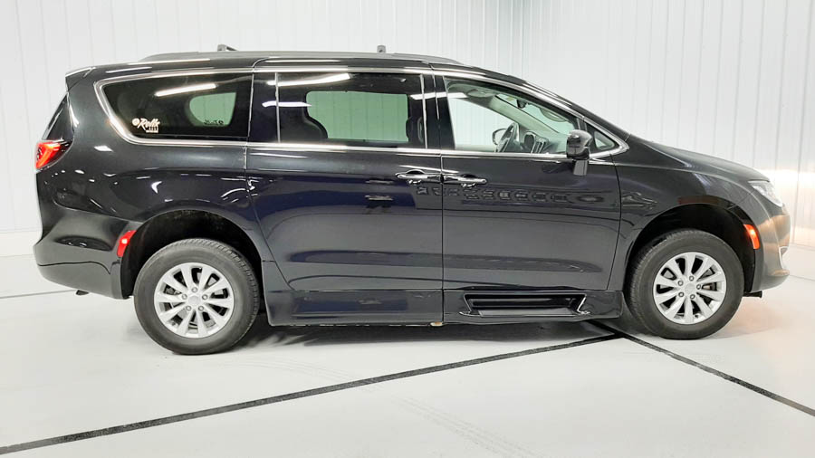 Used 2018 Chrysler Pacifica Touring Plus with VIN 2C4RC1FG4JR183287 for sale in Savage, Minnesota