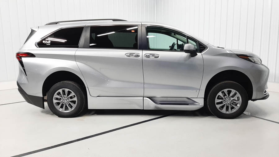 Used 2021 Toyota Sienna XLE with VIN 5TDJRKEC1MS035156 for sale in Savage, Minnesota