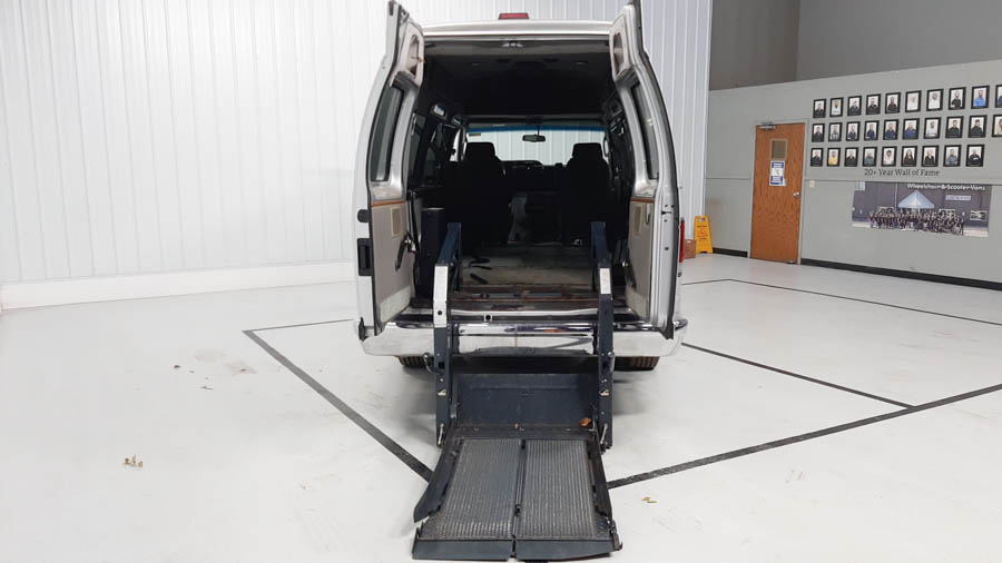 Used 2009 Ford E-Series Econoline Van Commercial with VIN 1FTNS24L29DA88507 for sale in Savage, Minnesota