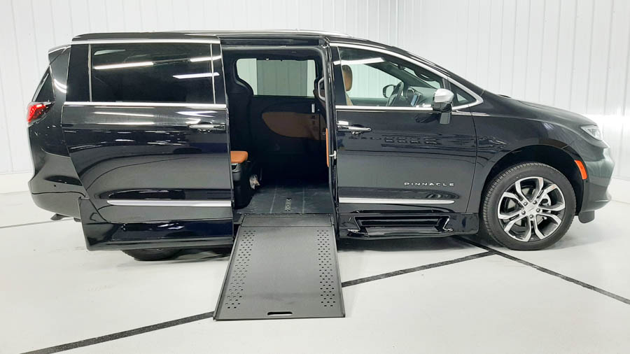 CHRYSLER PACIFICA PINNACLE