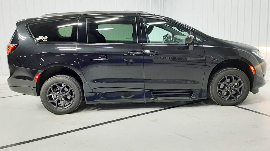 Used 2018 Chrysler Pacifica Touring L Plus with VIN 2C4RC1EG1JR169770 for sale in Savage, Minnesota