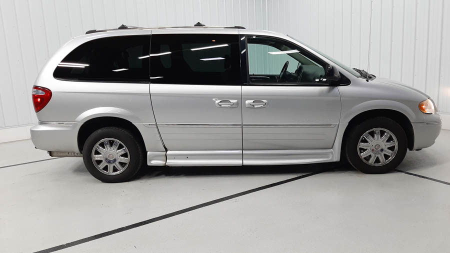Used 2005 Chrysler Town & Country Limited with VIN 2C4GP64L15R534686 for sale in Savage, Minnesota