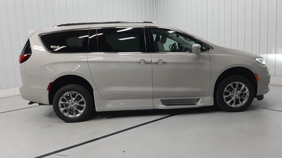 Used 2021 Chrysler Pacifica Touring L with VIN 2C4RC1BG6MR553312 for sale in Savage, Minnesota