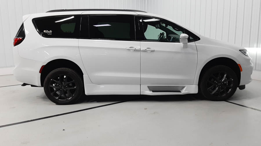 Used 2022 Chrysler Pacifica Touring L with VIN 2C4RC1BG4NR213433 for sale in Savage, Minnesota
