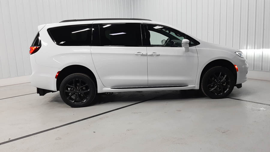 Used 2022 Chrysler Pacifica Touring L with VIN 2C4RC1BG4NR183205 for sale in Savage, Minnesota