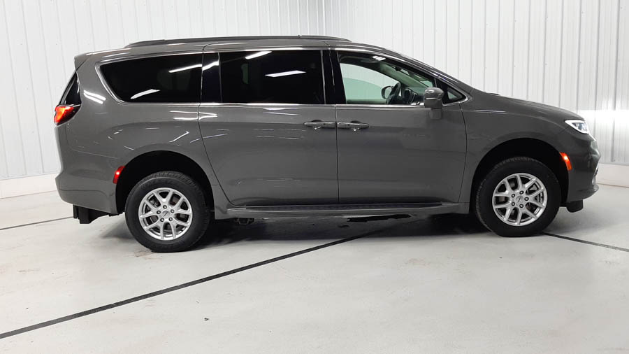 Used 2022 Chrysler Pacifica Touring L with VIN 2C4RC1BG4NR177632 for sale in Savage, Minnesota