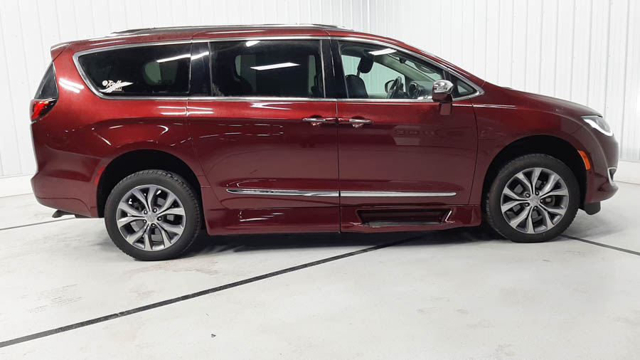 Used 2019 Chrysler Pacifica Limited with VIN 2C4RC1GG3KR627534 for sale in Savage, Minnesota