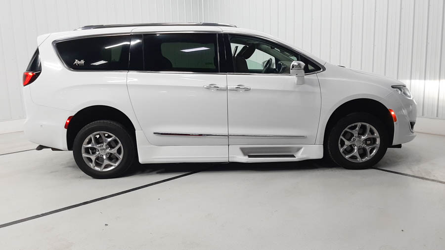 Used 2019 Chrysler Pacifica Limited with VIN 2C4RC1GG8KR668113 for sale in Savage, Minnesota
