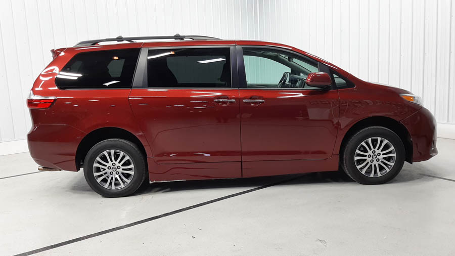 Used 2018 Toyota Sienna XLE with VIN 5TDYZ3DC9JS937913 for sale in Savage, Minnesota