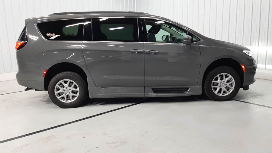 Used 2022 Chrysler Pacifica Touring L with VIN 2C4RC1BG6NR136208 for sale in Savage, Minnesota