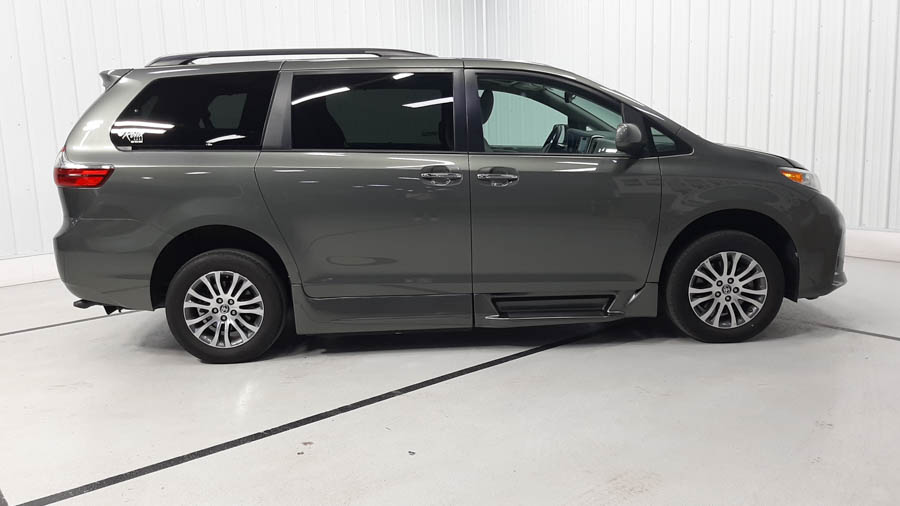 Used 2020 Toyota Sienna XLE with VIN 5TDYZ3DC6LS076631 for sale in Savage, Minnesota