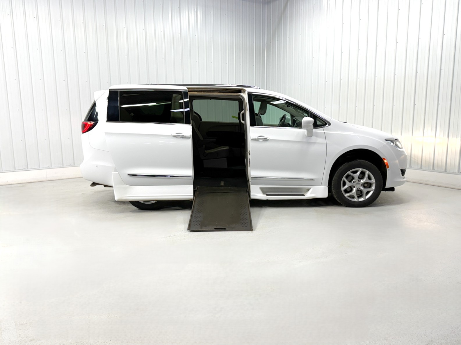 CHRYSLER PACIFICA TOURING L+