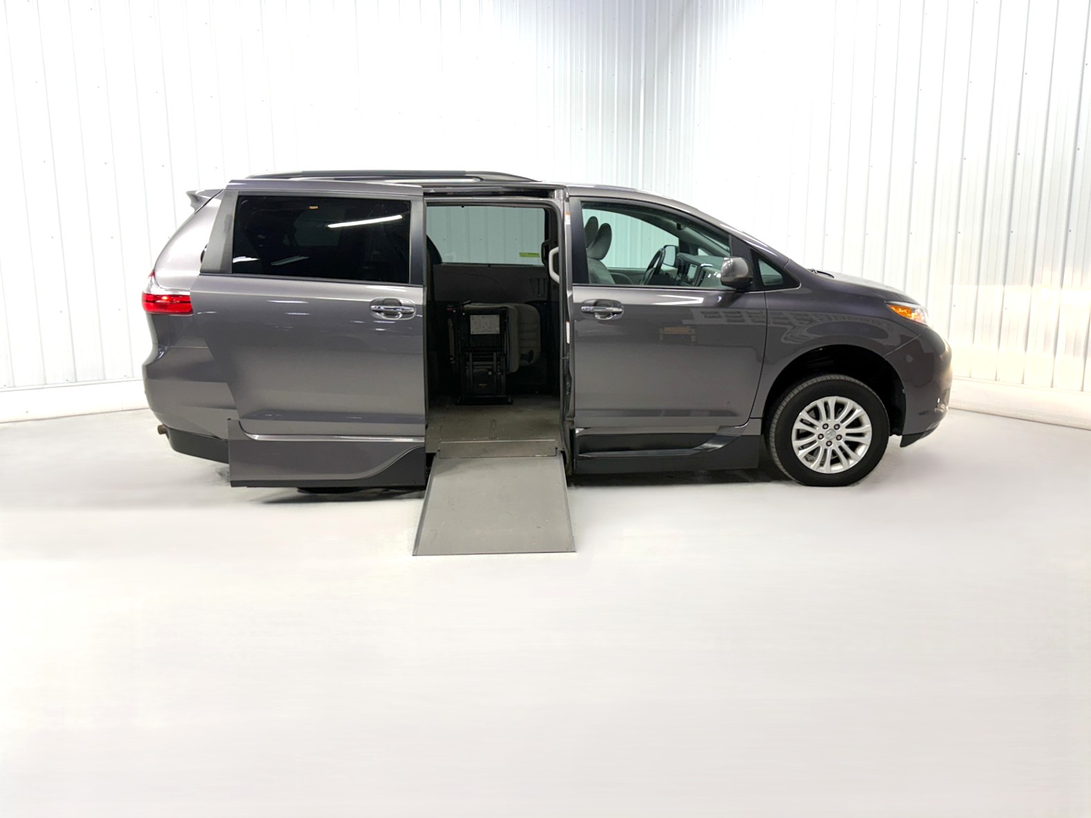 TOYOTA SIENNA LIMITED/XL