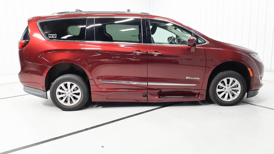 Used 2018 Chrysler Pacifica Touring L with VIN 2C4RC1BG3JR269924 for sale in Savage, Minnesota