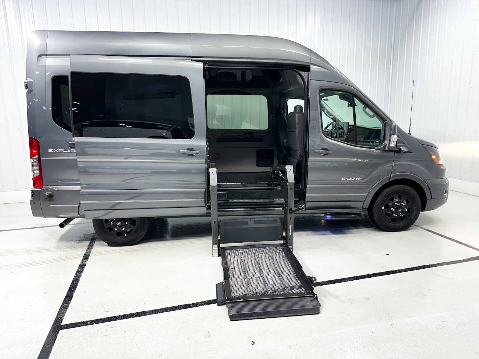 FORD TRANSIT 350HR AWD