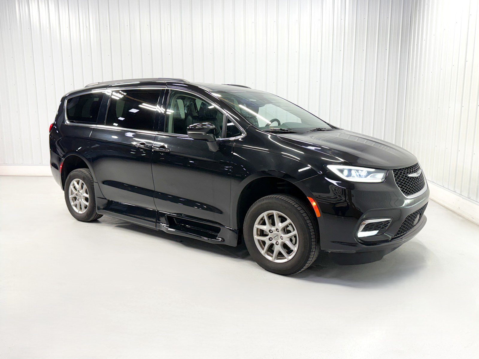 Used 2022 Chrysler Pacifica Touring L with VIN 2C4RC1BG4NR190865 for sale in Savage, Minnesota