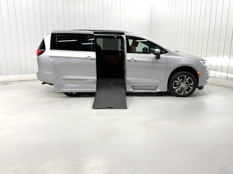 CHRYSLER PACIFICA PINNACLE