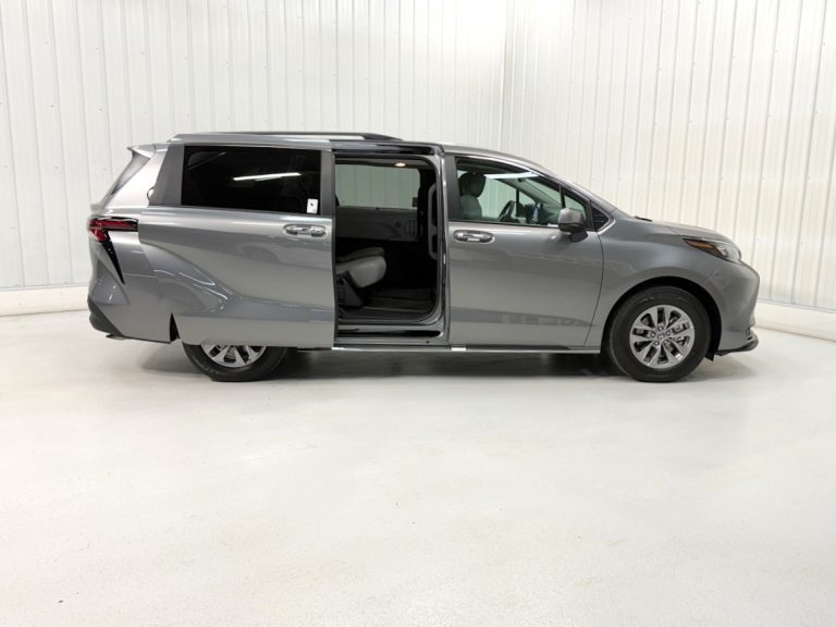 TOYOTA SIENNA HYBRID XLE