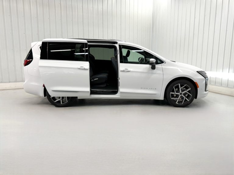 CHRYSLER PACIFICA PINNACLE