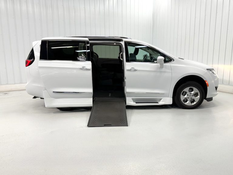 CHRYSLER PACIFICA TOURING L+