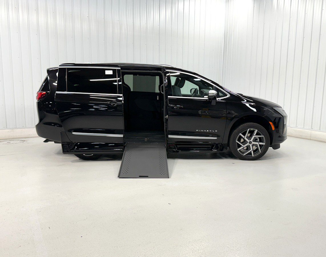 CHRYSLER PACIFICA PINNACLE