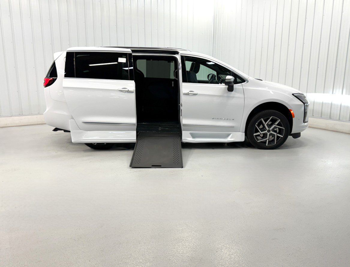 CHRYSLER PACIFICA PINNACLE